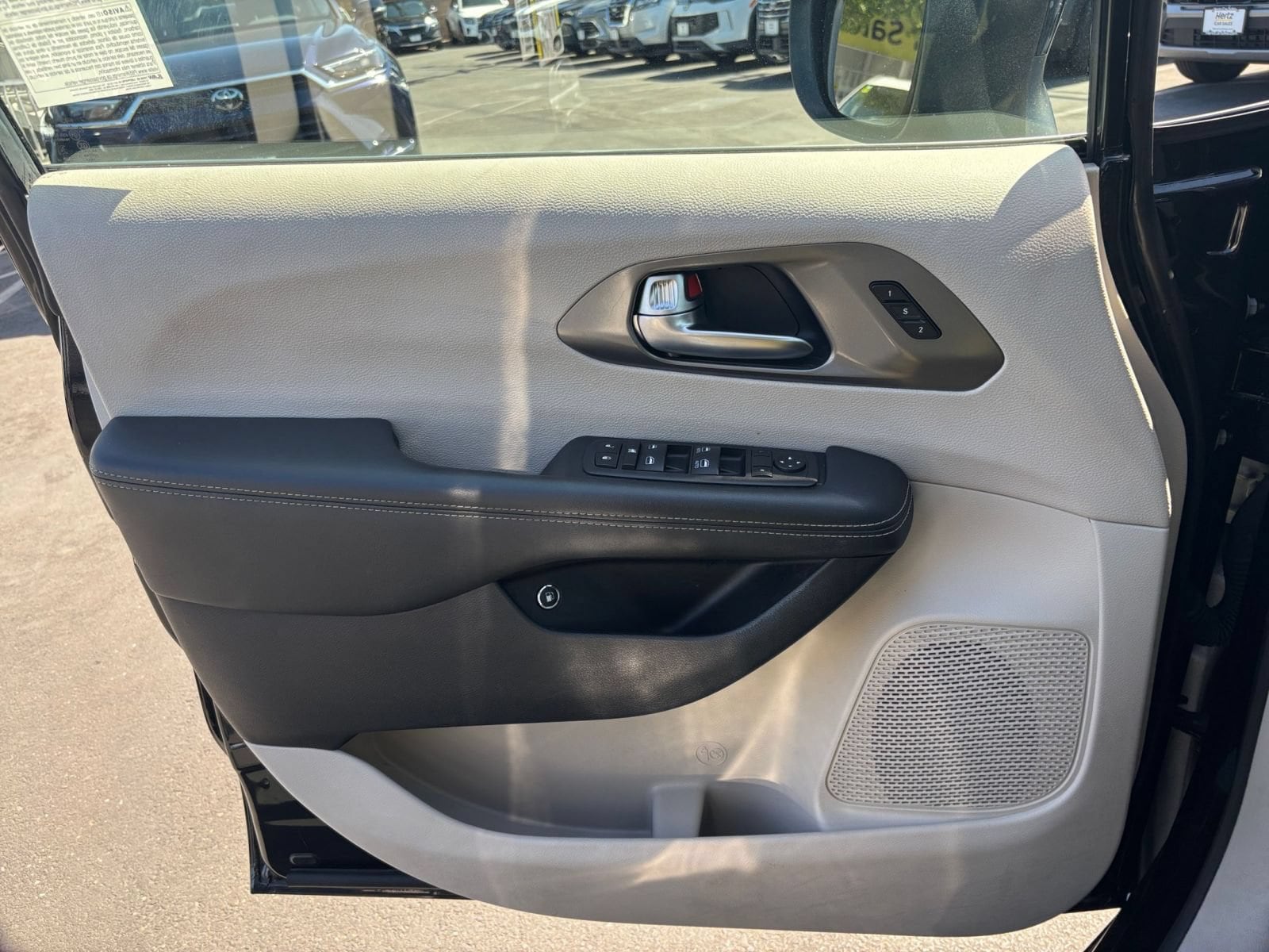 Thumbnail: 2023 Chrysler Pacifica - 18