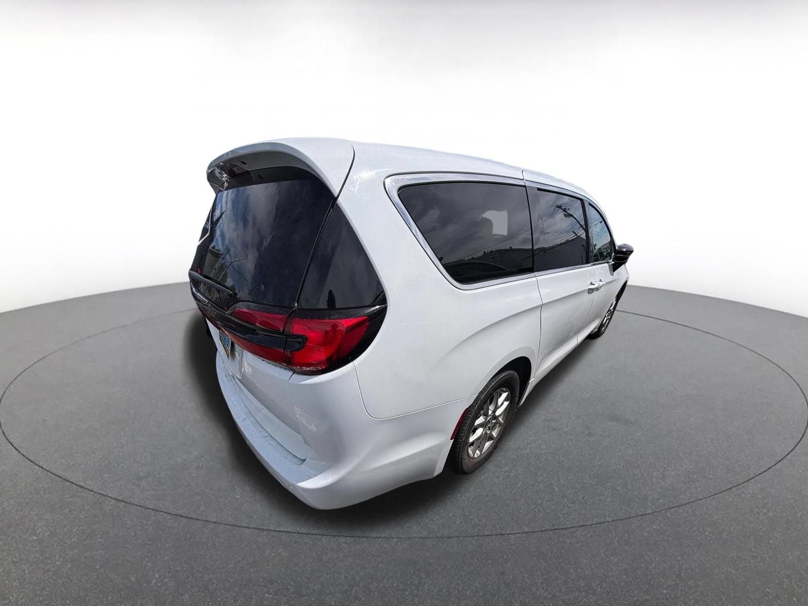 Thumbnail: 2024 Chrysler Pacifica - 4