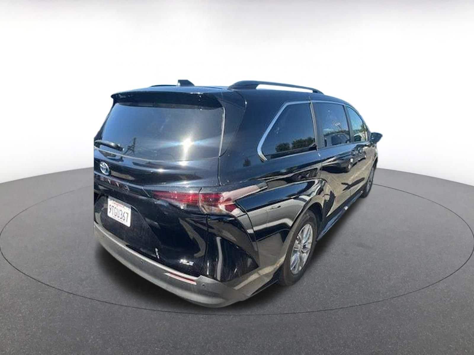 Thumbnail: 2025 Toyota Sienna - 3