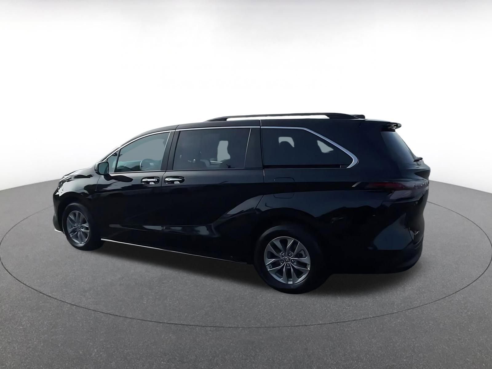 Thumbnail: 2025 Toyota Sienna - 10