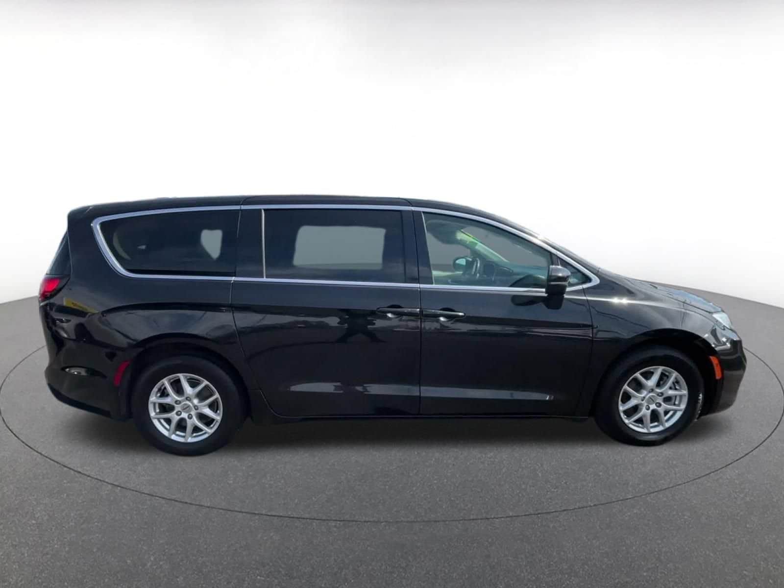 Thumbnail: 2023 Chrysler Pacifica - 15