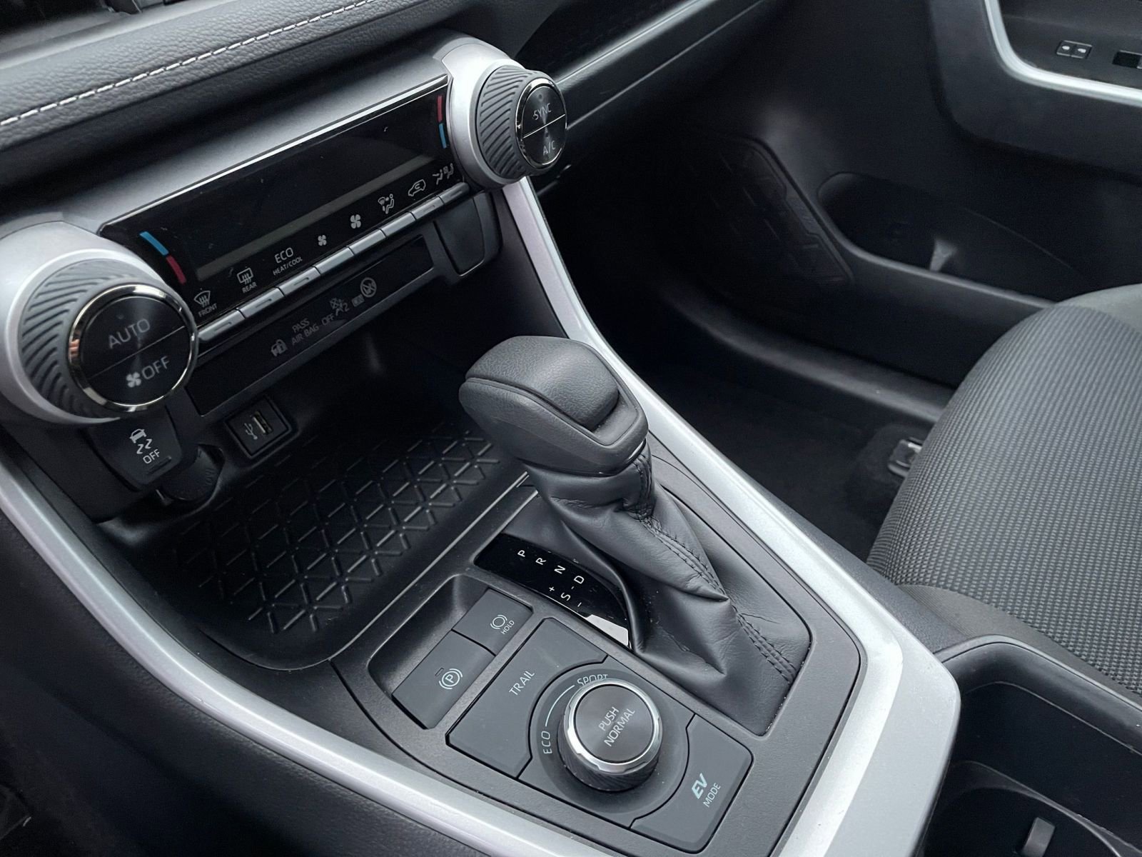 Thumbnail: 2025 Toyota RAV4 - 35