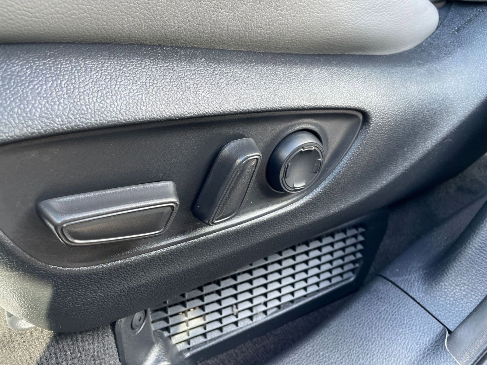 Thumbnail: 2025 Toyota Sienna - 25