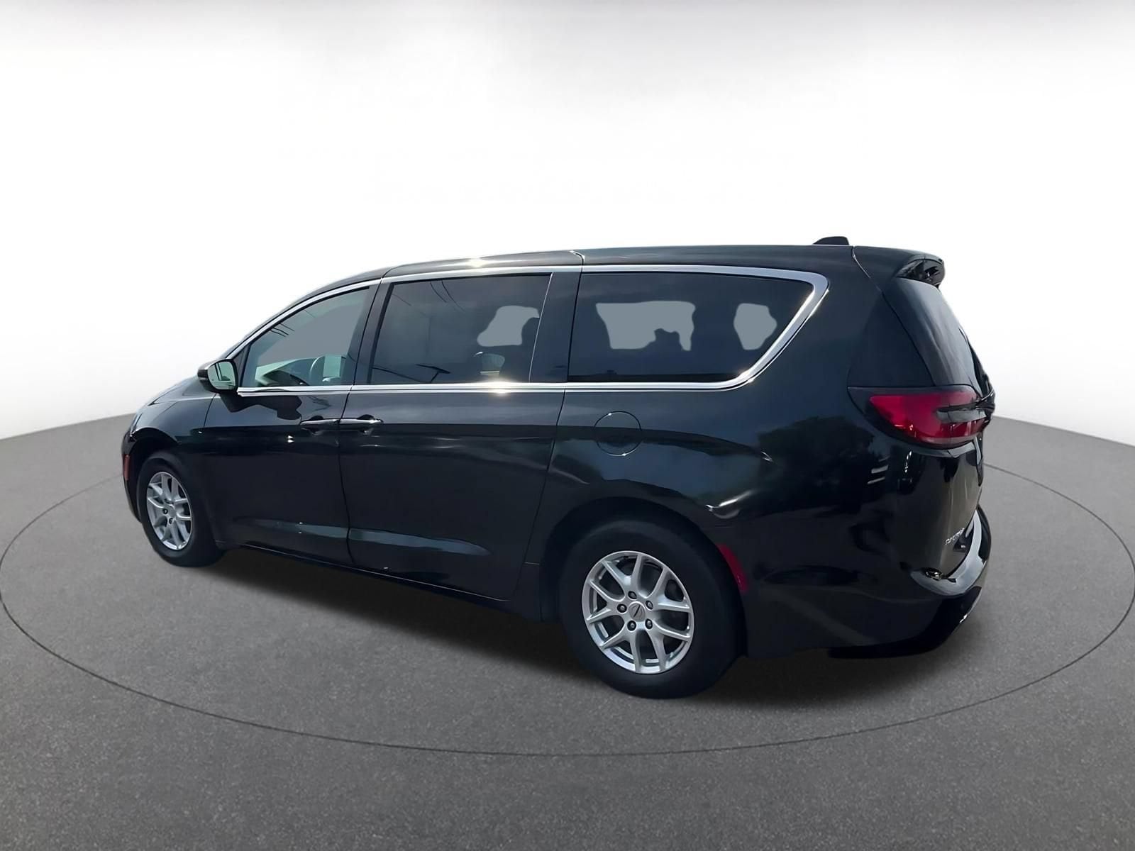 Thumbnail: 2023 Chrysler Pacifica - 9