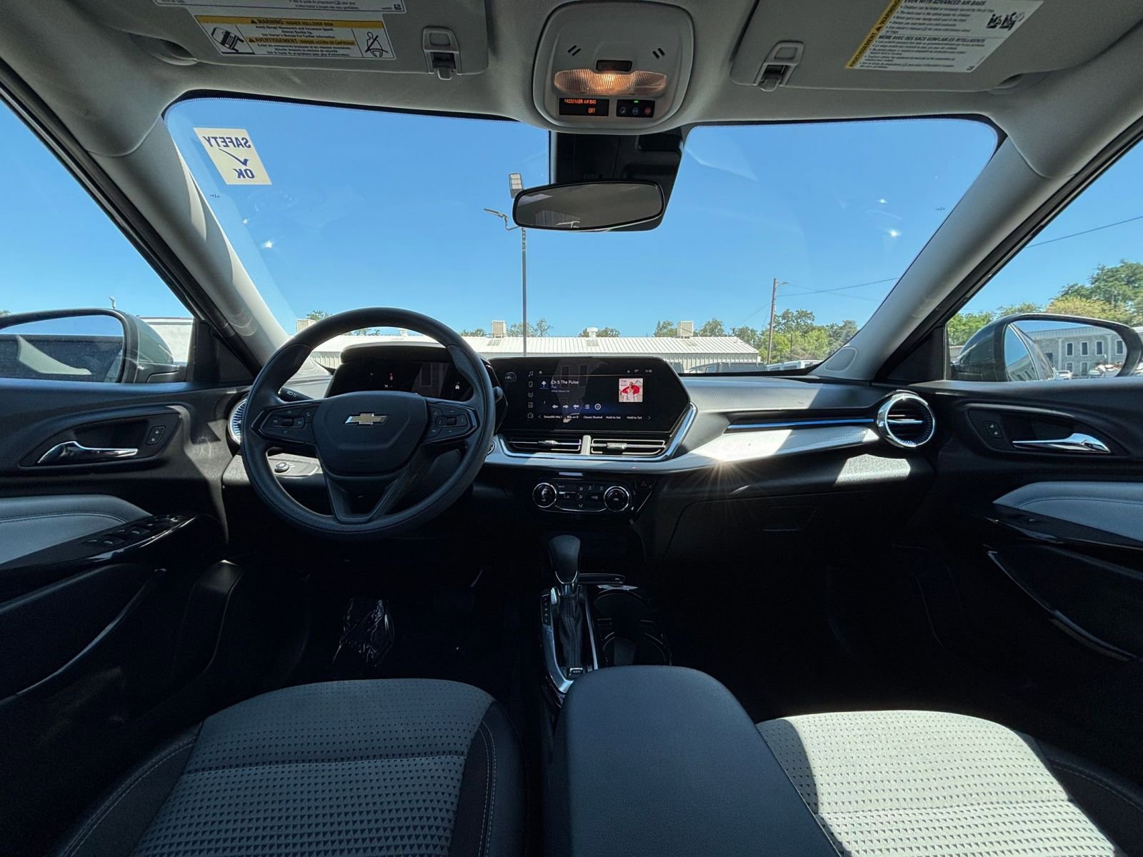 Thumbnail: 2025 Chevrolet Trax - 32