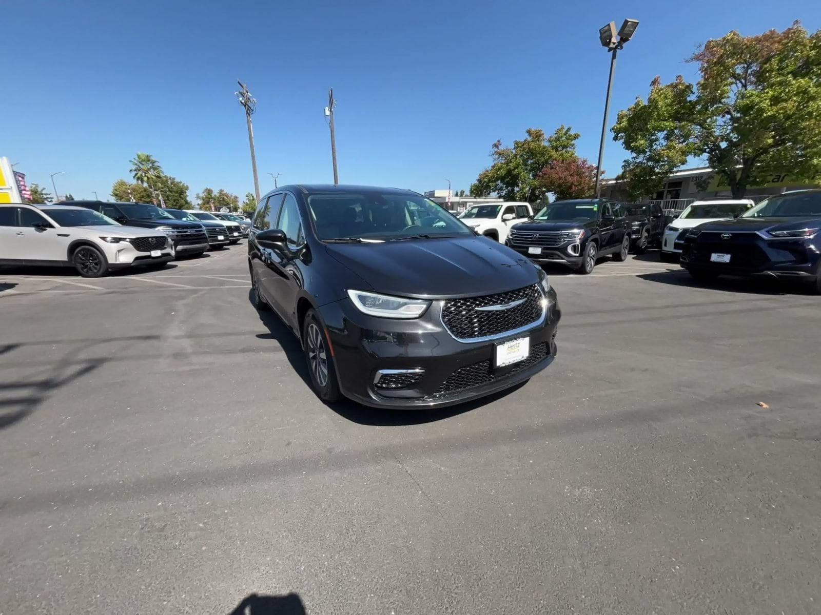 Thumbnail: 2023 Chrysler Pacifica - 3