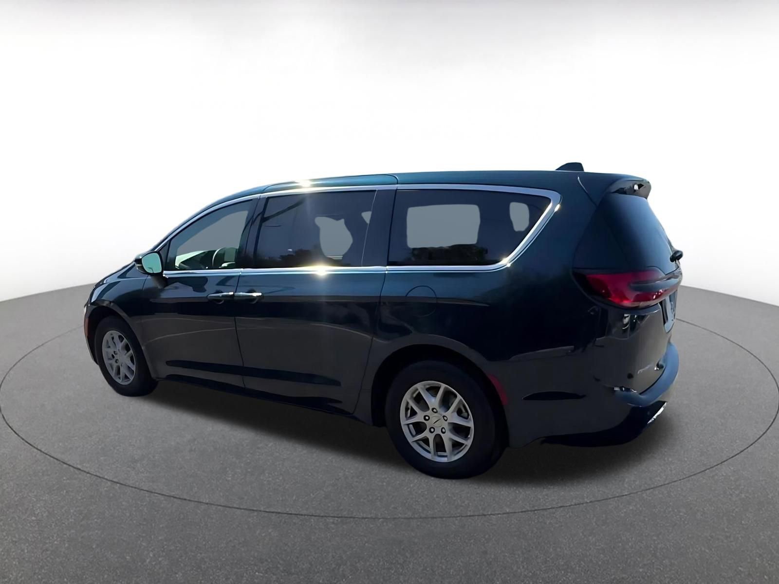 Thumbnail: 2025 Chrysler Pacifica - 10