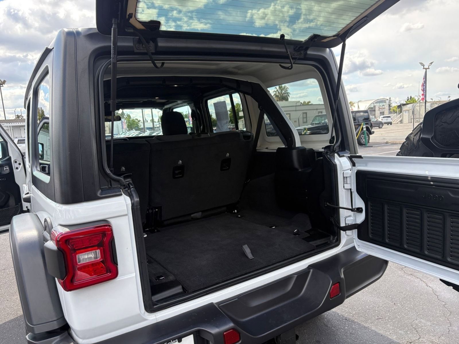 Thumbnail: 2025 Jeep Wrangler - 30