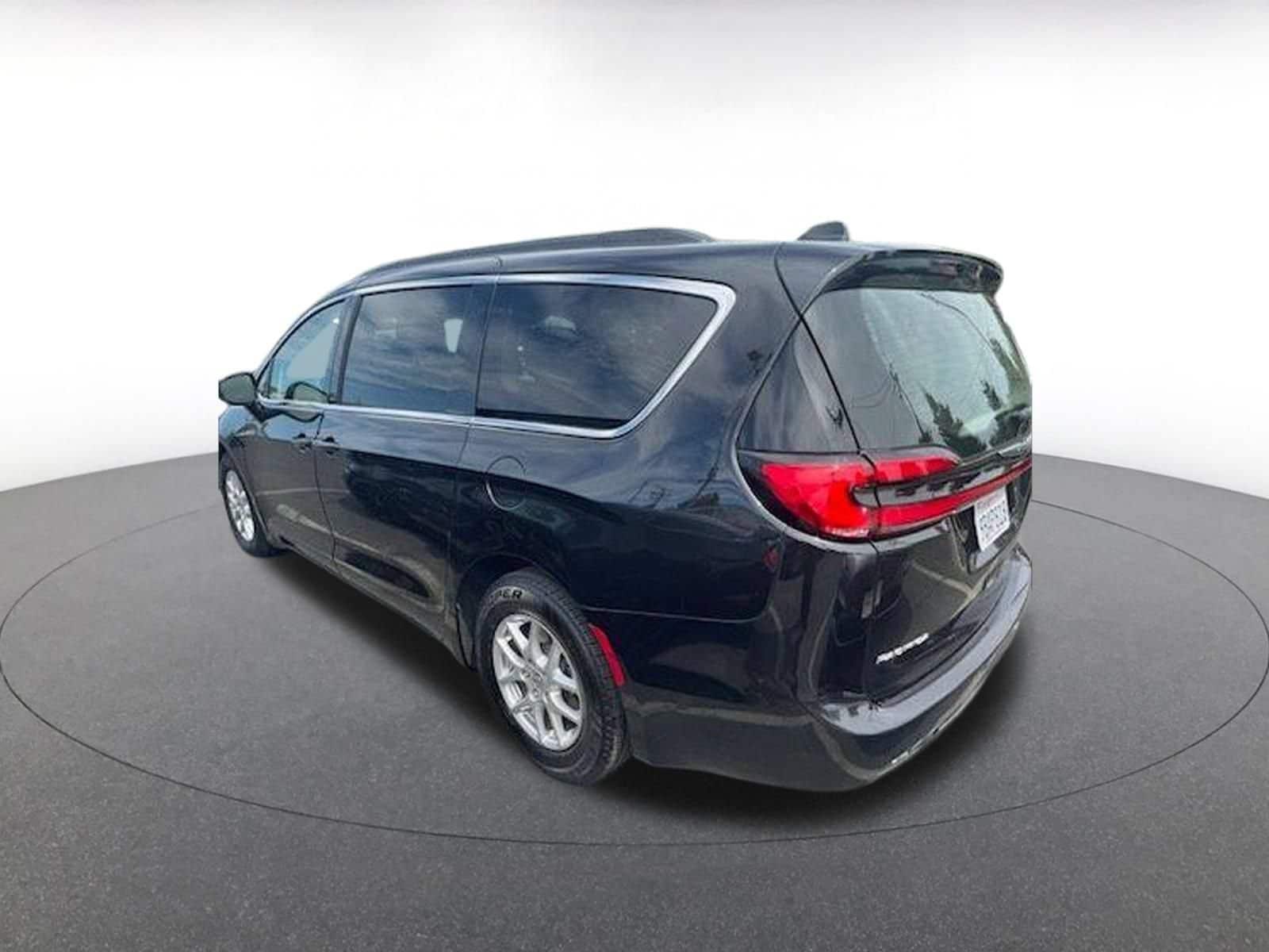 Thumbnail: 2022 Chrysler Pacifica - 3