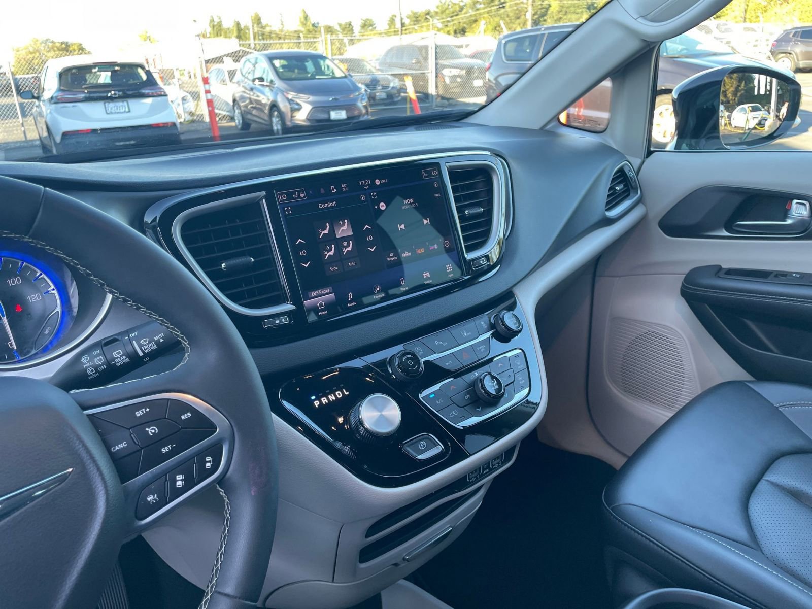 Thumbnail: 2024 Chrysler Pacifica - 18