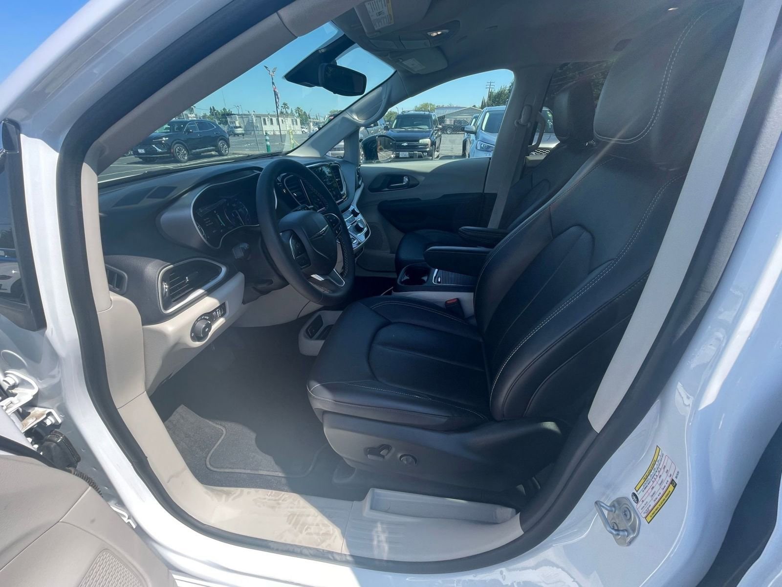 Thumbnail: 2024 Chrysler Pacifica - 26