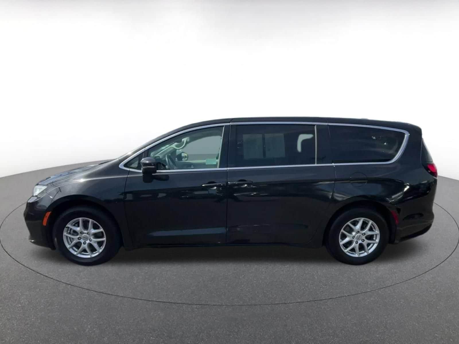 Thumbnail: 2023 Chrysler Pacifica - 8