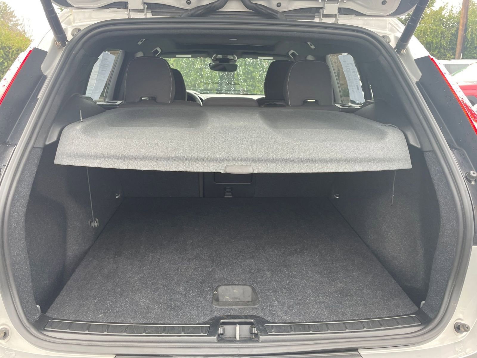 Thumbnail: 2024 Volvo XC40 - 28