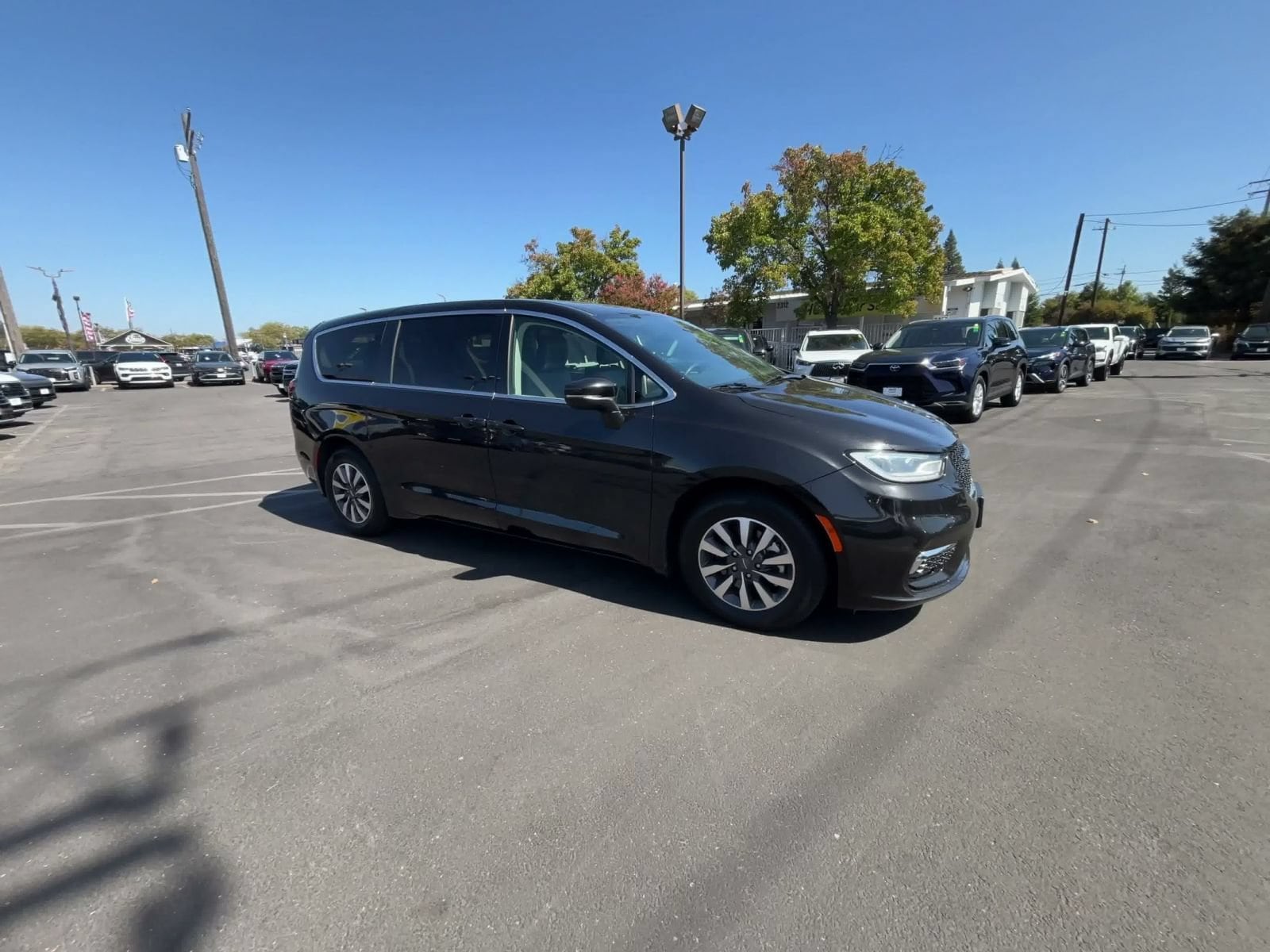 Thumbnail: 2023 Chrysler Pacifica - 2