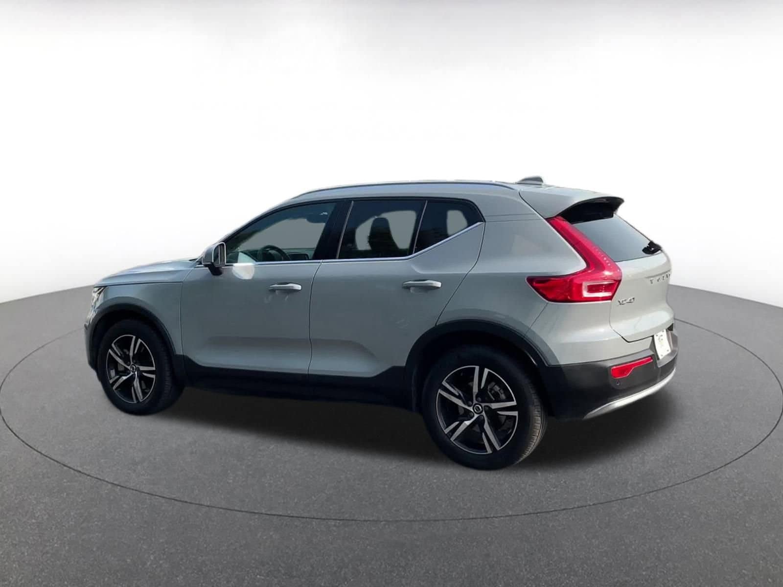 Thumbnail: 2024 Volvo XC40 - 10