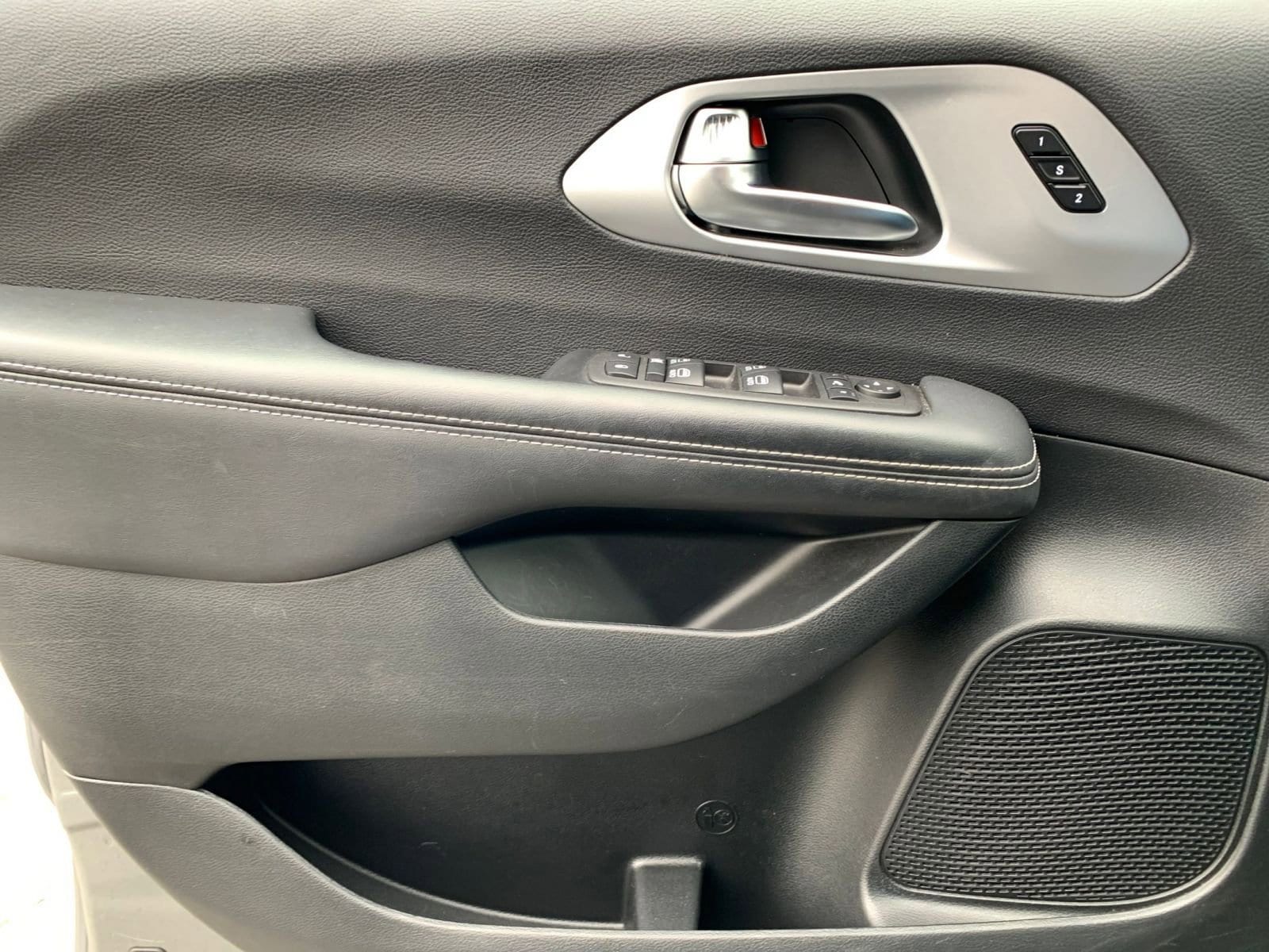 Thumbnail: 2025 Chrysler Pacifica - 21