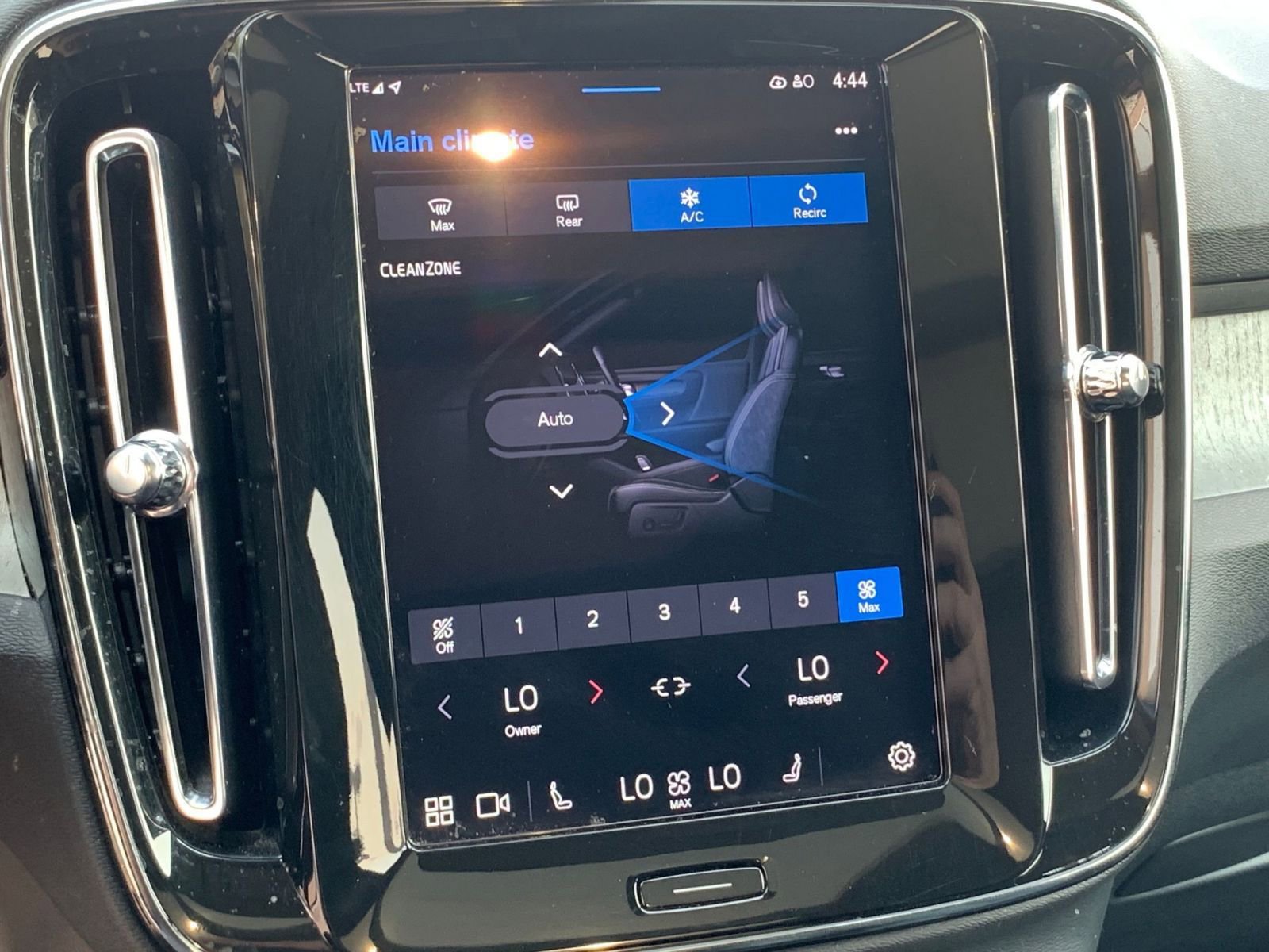 Thumbnail: 2024 Volvo XC40 - 21