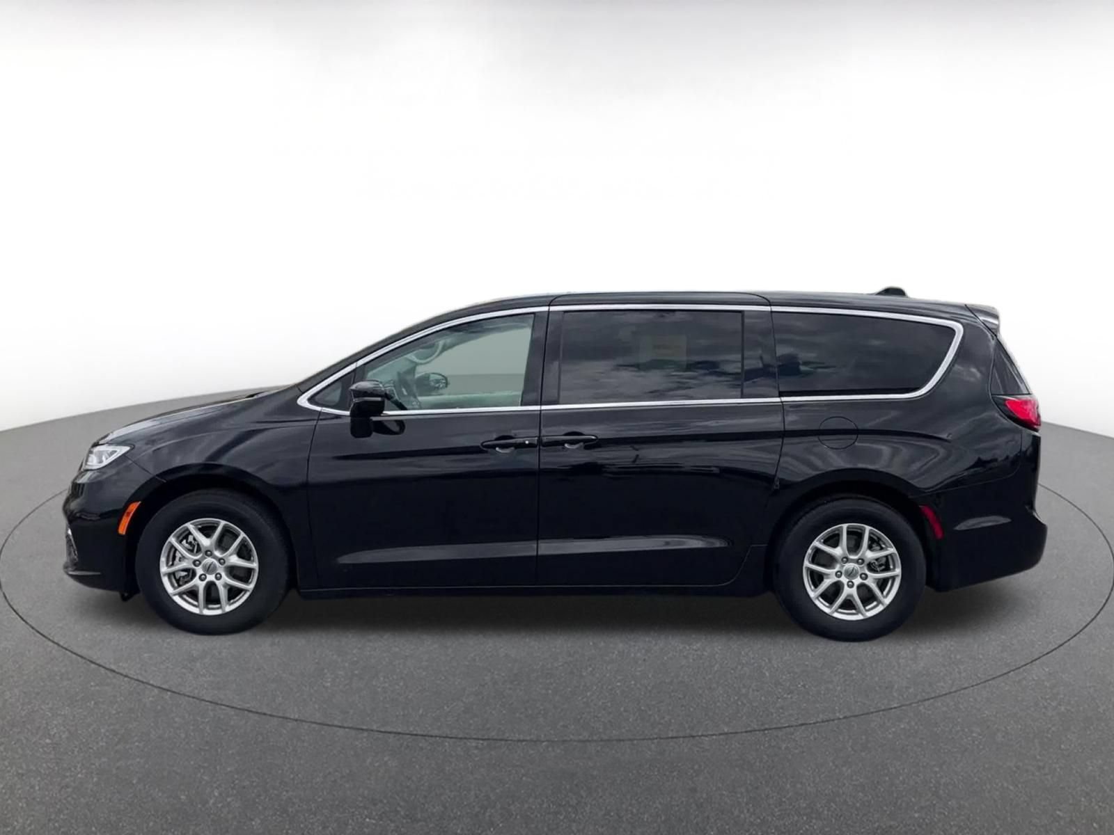 Thumbnail: 2024 Chrysler Pacifica - 8