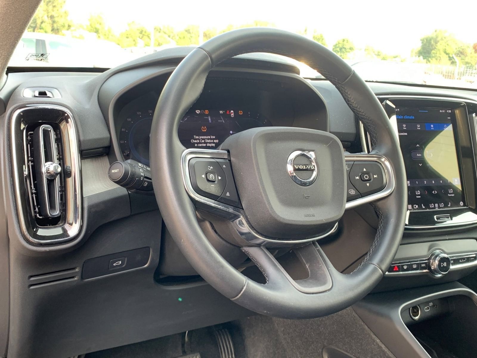 Thumbnail: 2024 Volvo XC40 - 34