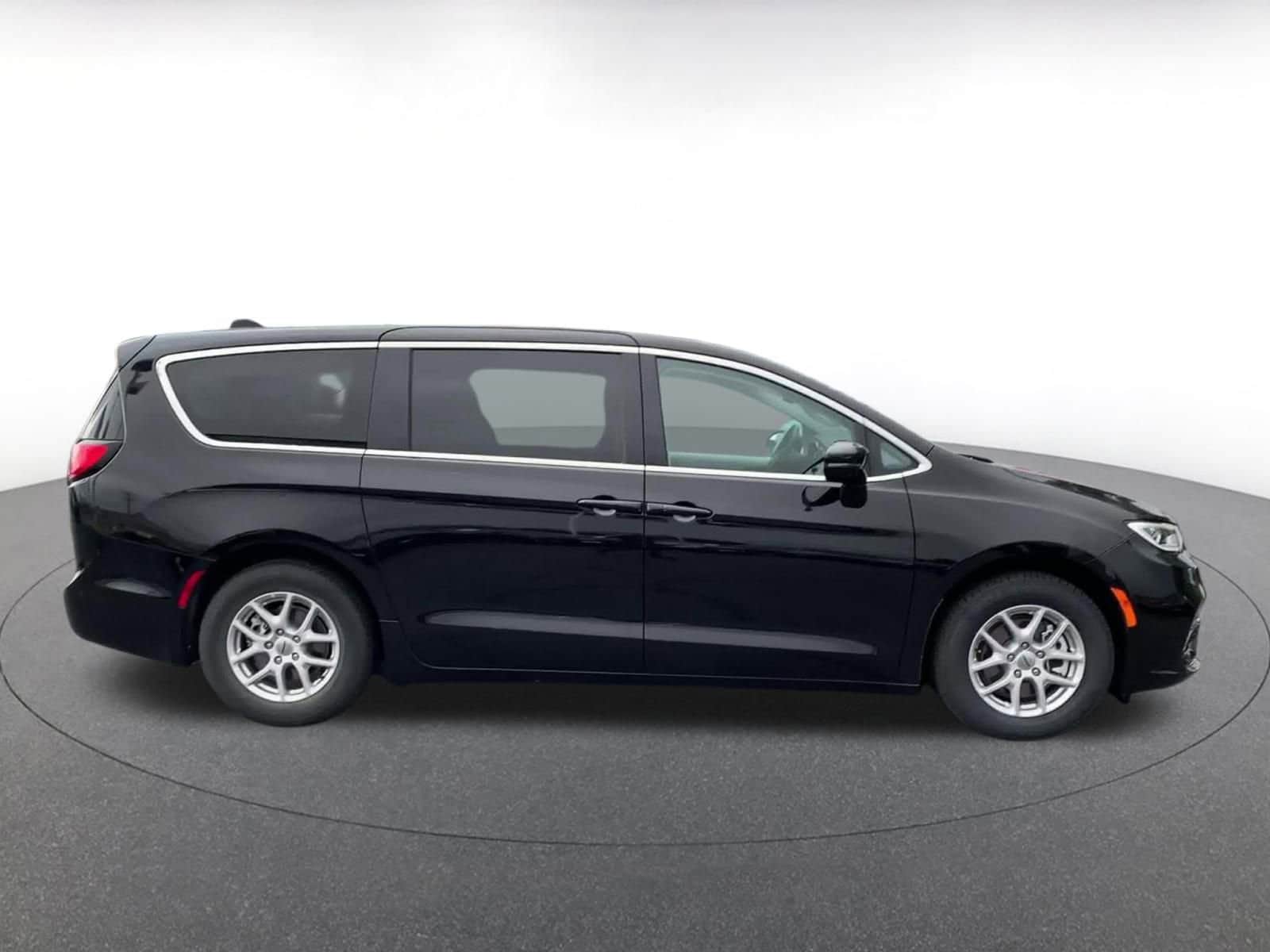 Thumbnail: 2024 Chrysler Pacifica - 16