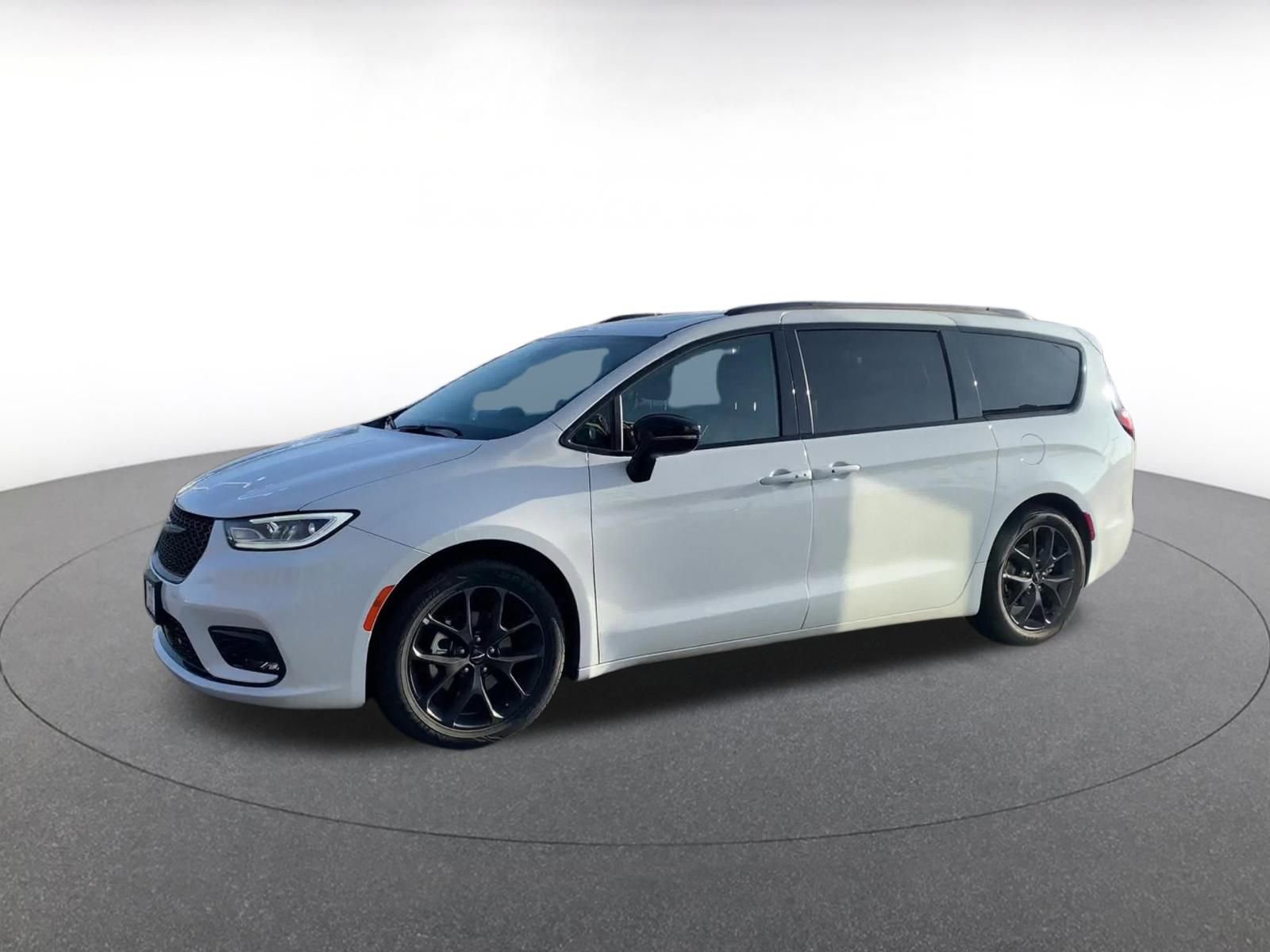 Thumbnail: 2025 Chrysler Pacifica - 8