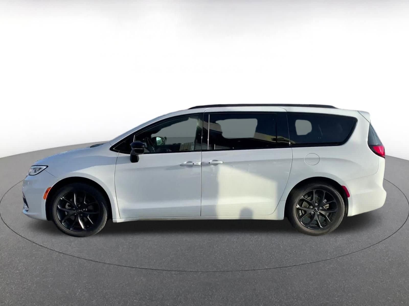 Thumbnail: 2025 Chrysler Pacifica - 9