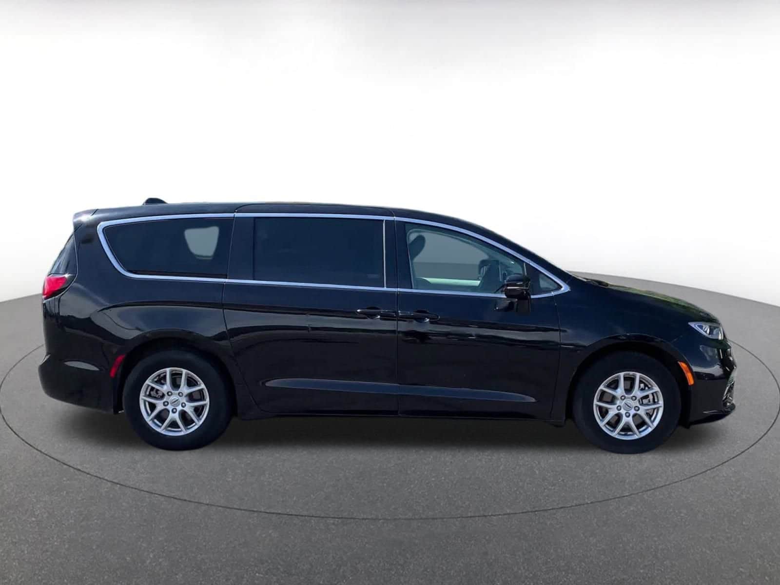Thumbnail: 2024 Chrysler Pacifica - 16