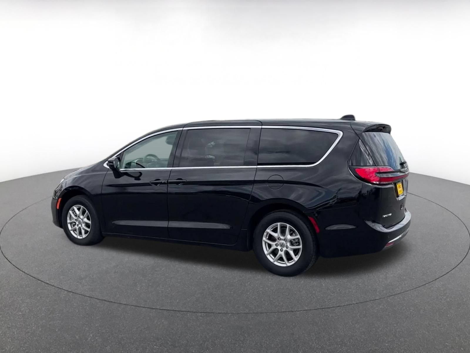 Thumbnail: 2024 Chrysler Pacifica - 9