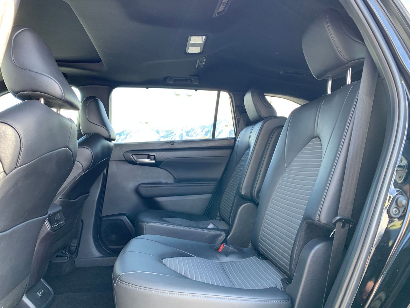 Thumbnail: 2025 Toyota Highlander - 27