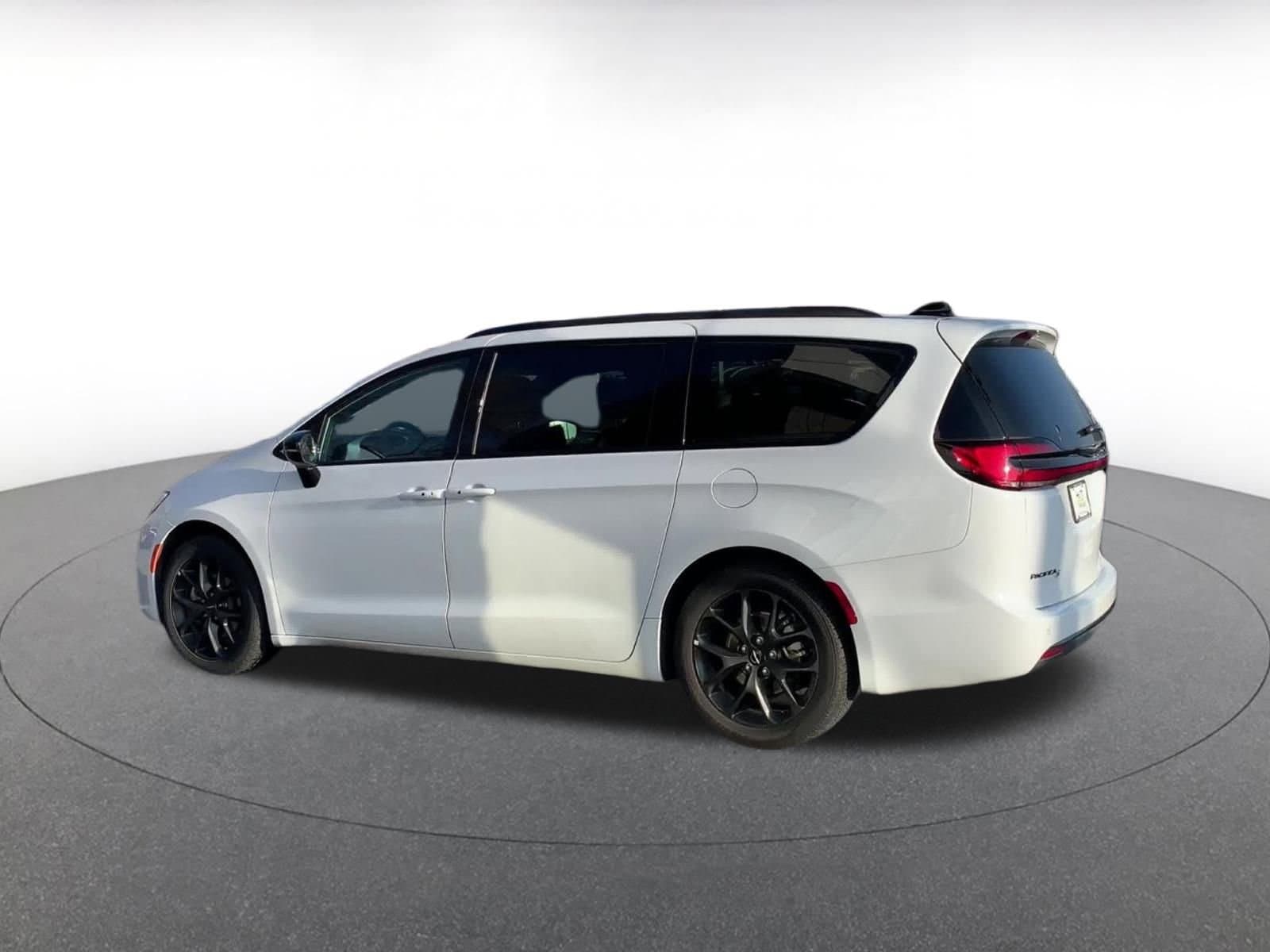 Thumbnail: 2025 Chrysler Pacifica - 10