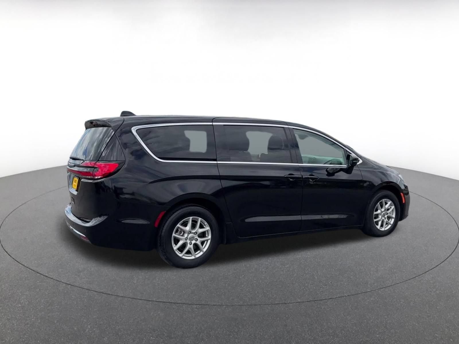 Thumbnail: 2024 Chrysler Pacifica - 14