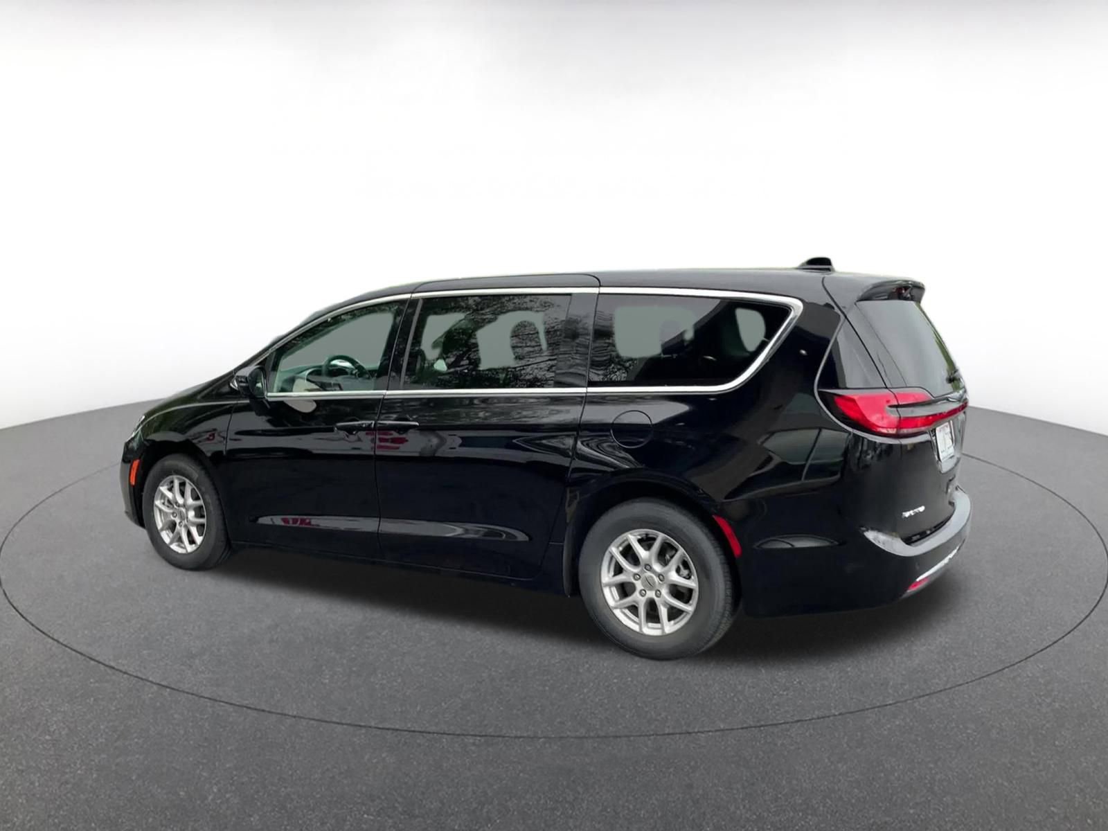 Thumbnail: 2024 Chrysler Pacifica - 10