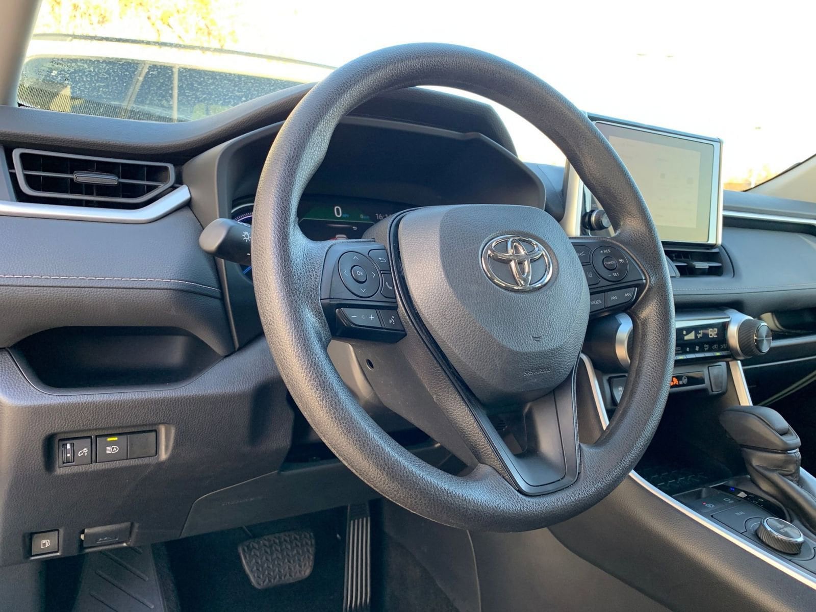 Thumbnail: 2025 Toyota RAV4 - 33