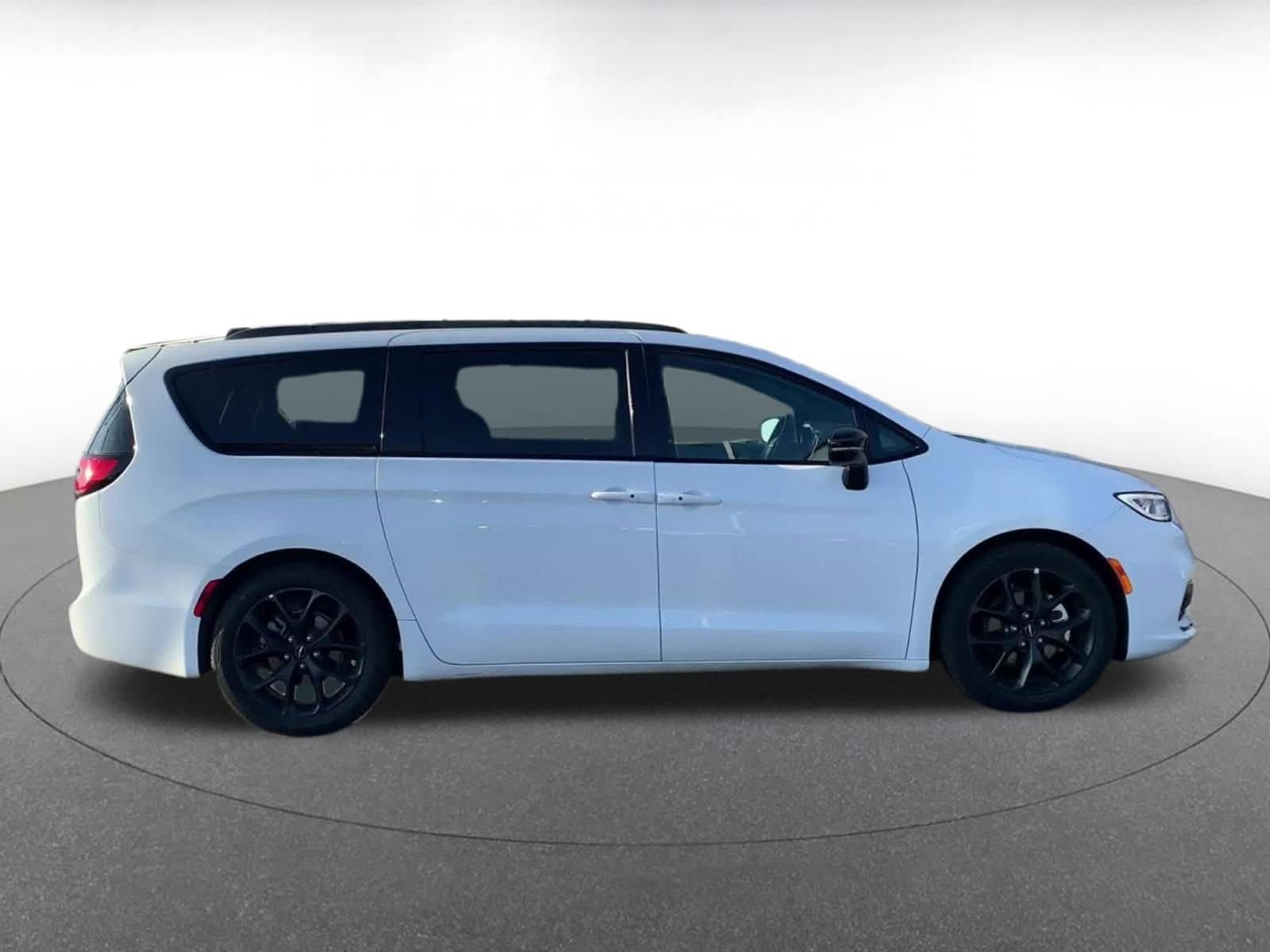 Thumbnail: 2025 Chrysler Pacifica - 16