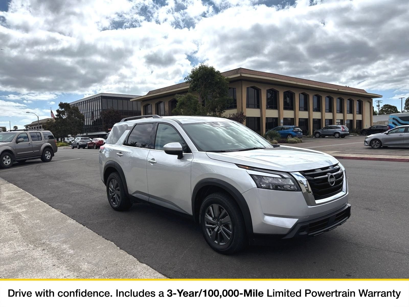 2025 Nissan Pathfinder SV