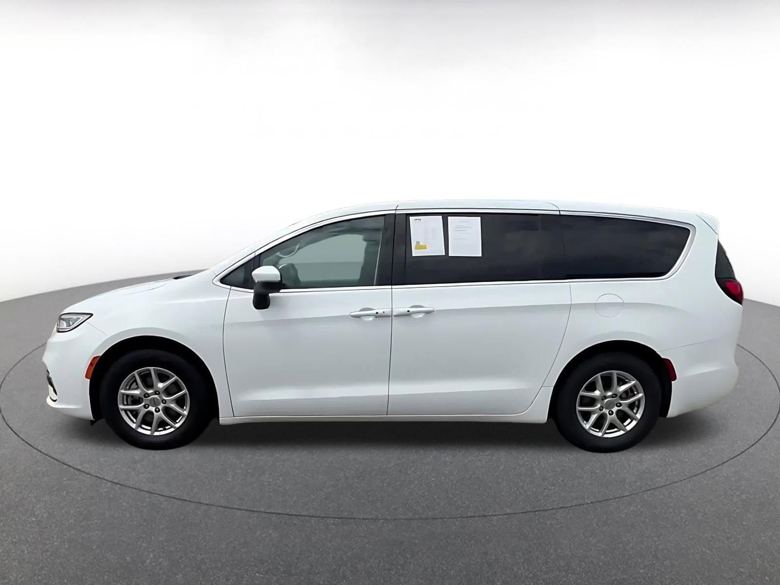 Thumbnail: 2023 Chrysler Pacifica - 9