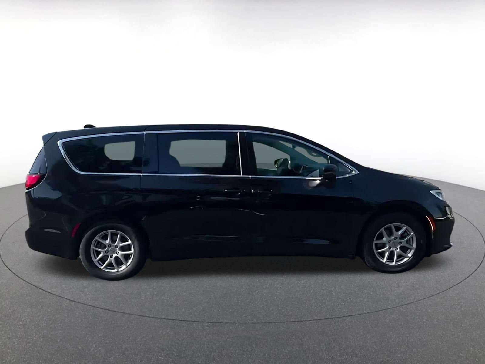 Thumbnail: 2024 Chrysler Pacifica - 16