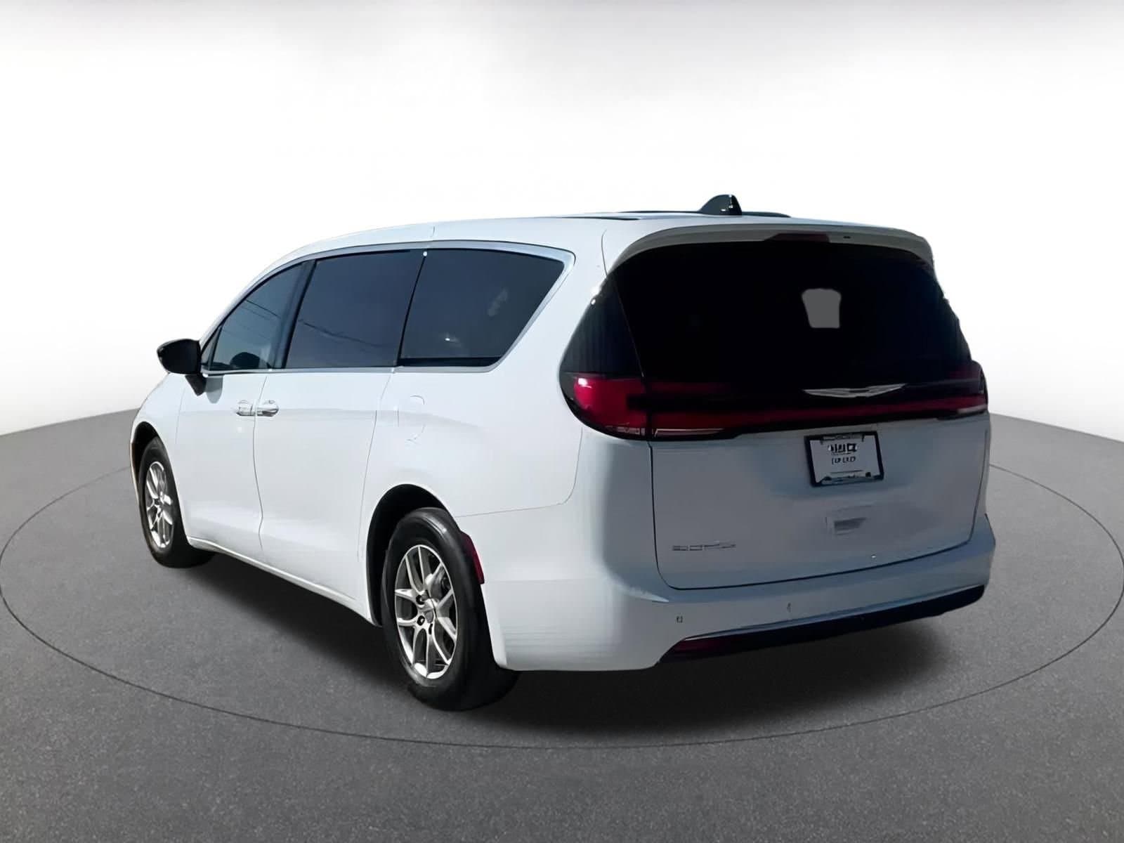 Thumbnail: 2024 Chrysler Pacifica - 10