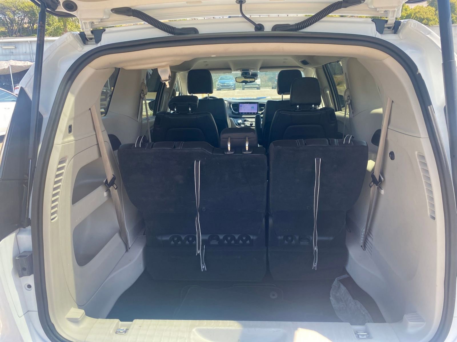 Thumbnail: 2023 Chrysler Pacifica - 32