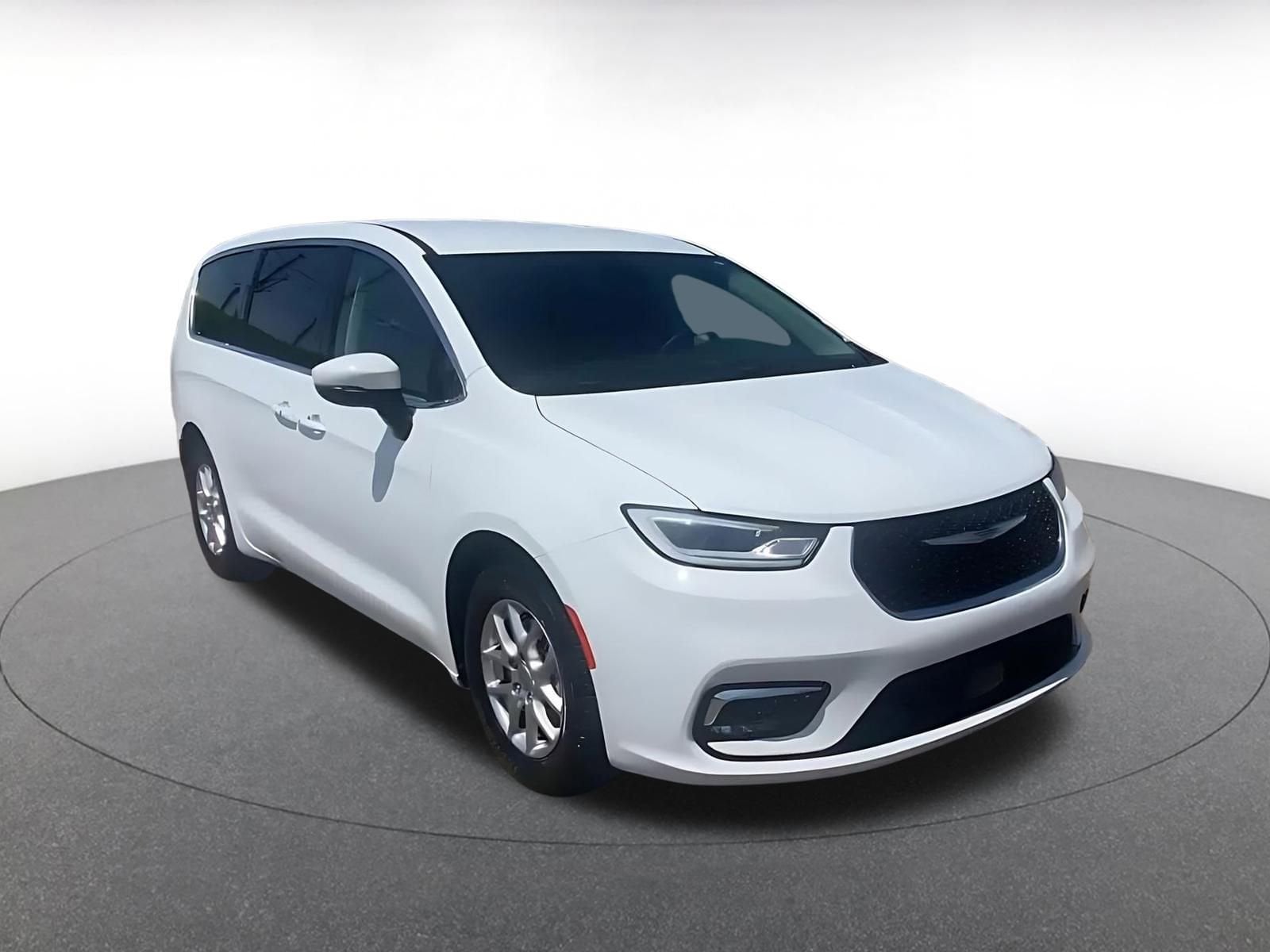 Thumbnail: 2023 Chrysler Pacifica - 3
