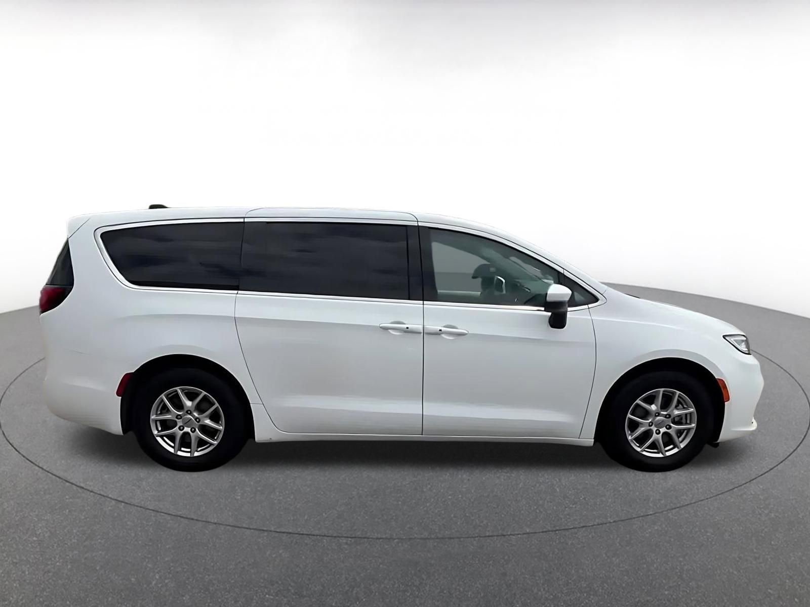 Thumbnail: 2023 Chrysler Pacifica - 16
