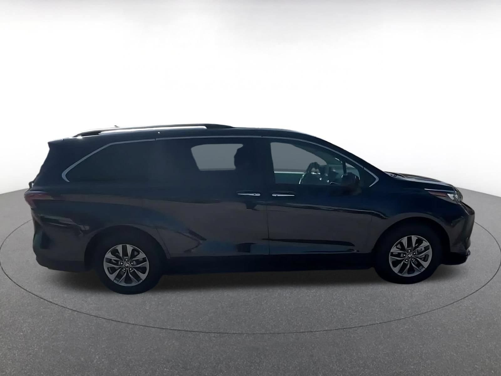 Thumbnail: 2025 Toyota Sienna - 15