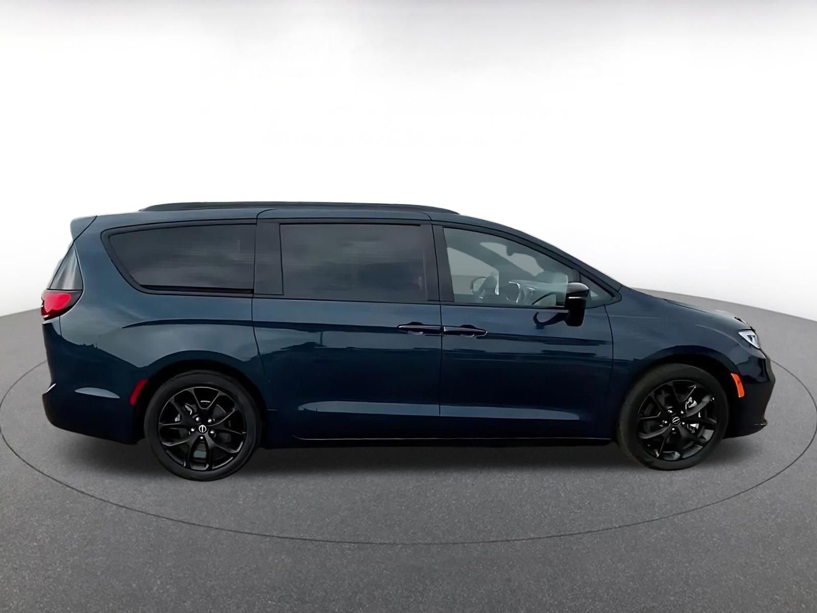 Thumbnail: 2025 Chrysler Pacifica - 15