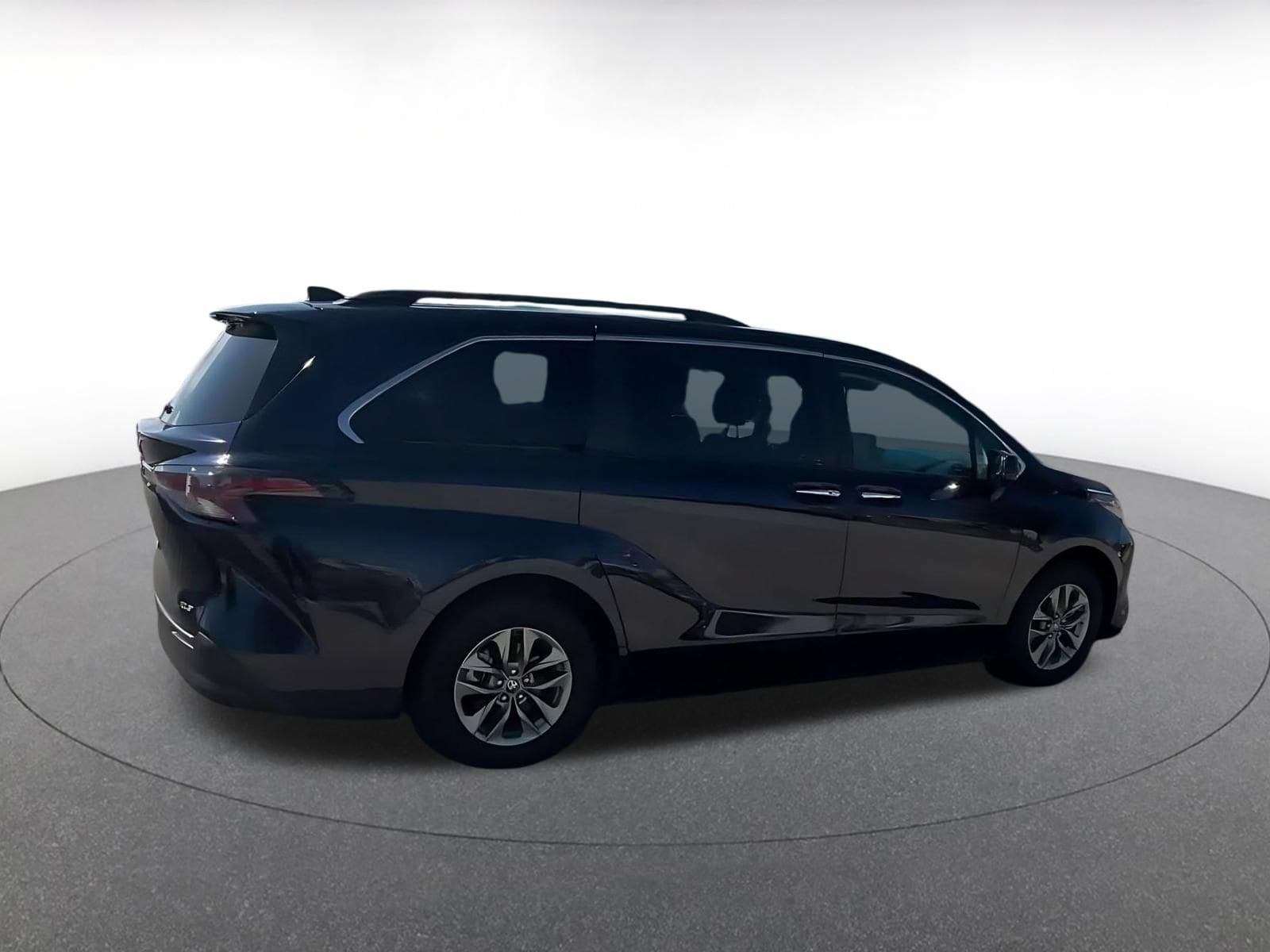 Thumbnail: 2025 Toyota Sienna - 13