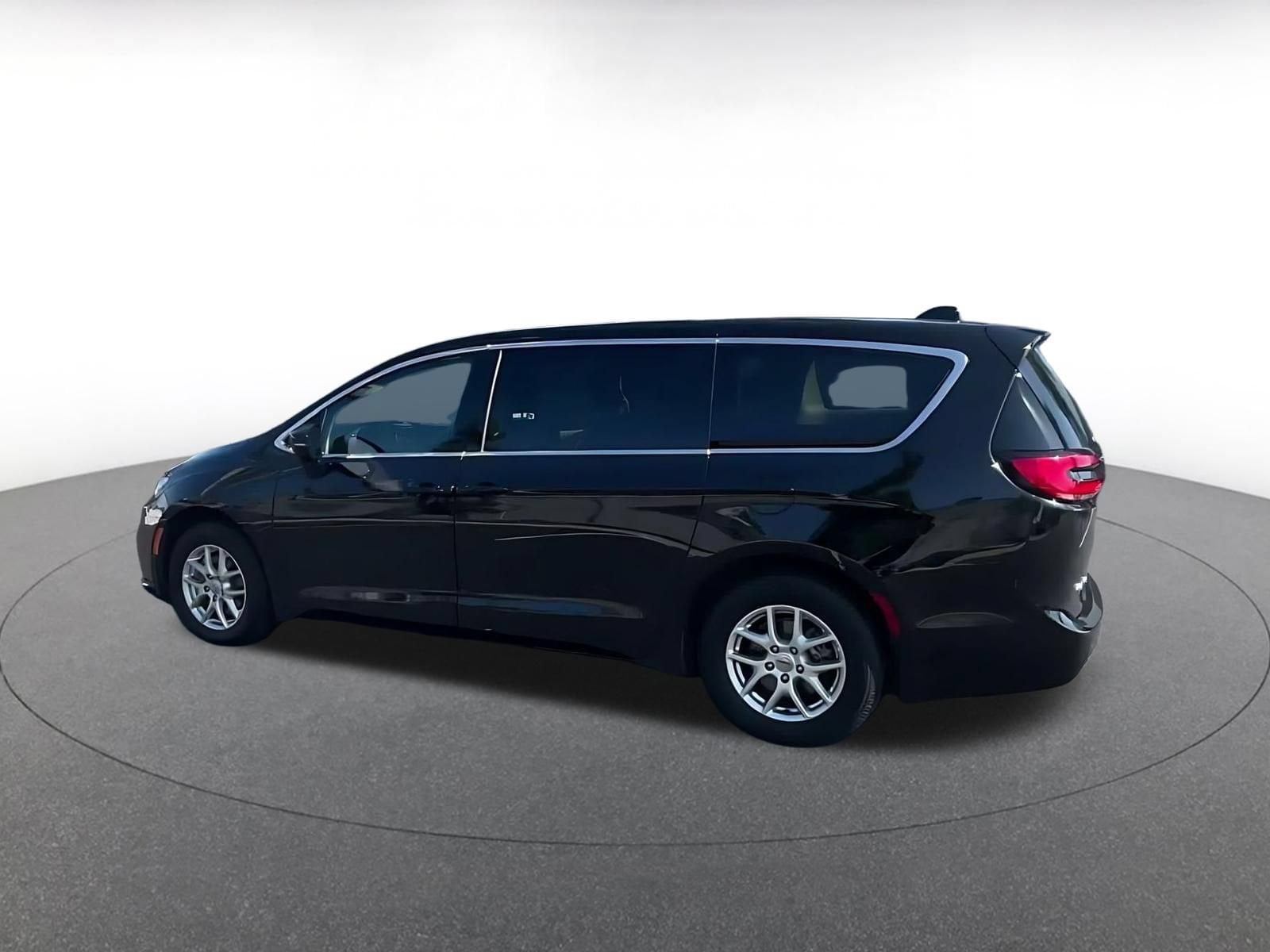 Thumbnail: 2024 Chrysler Pacifica - 10