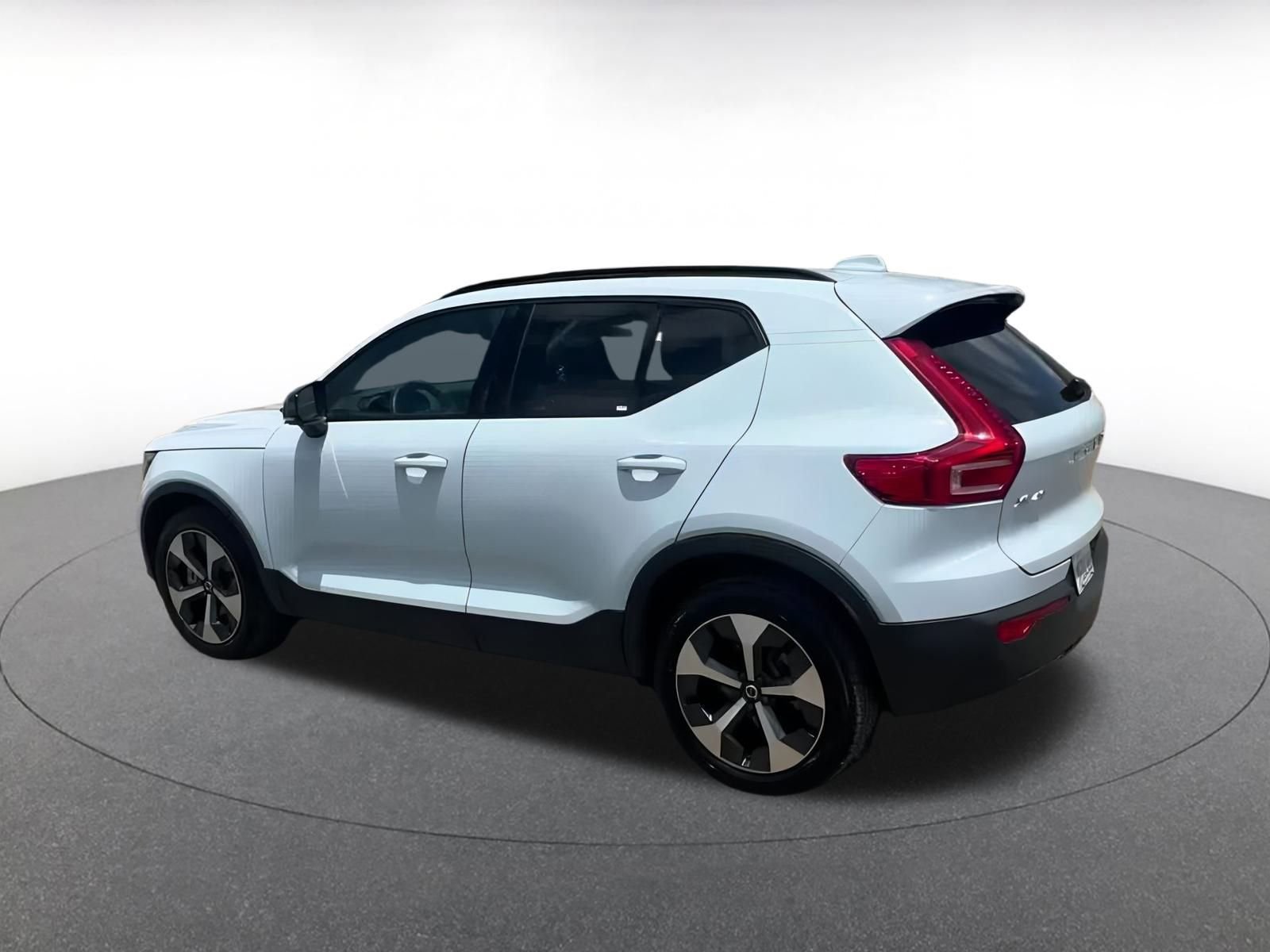 Thumbnail: 2024 Volvo XC40 - 10