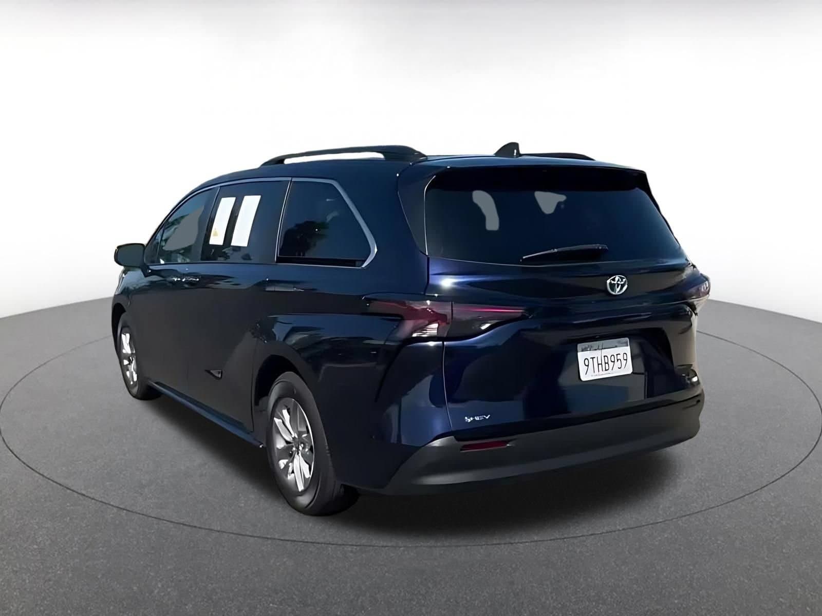 Thumbnail: 2025 Toyota Sienna - 10