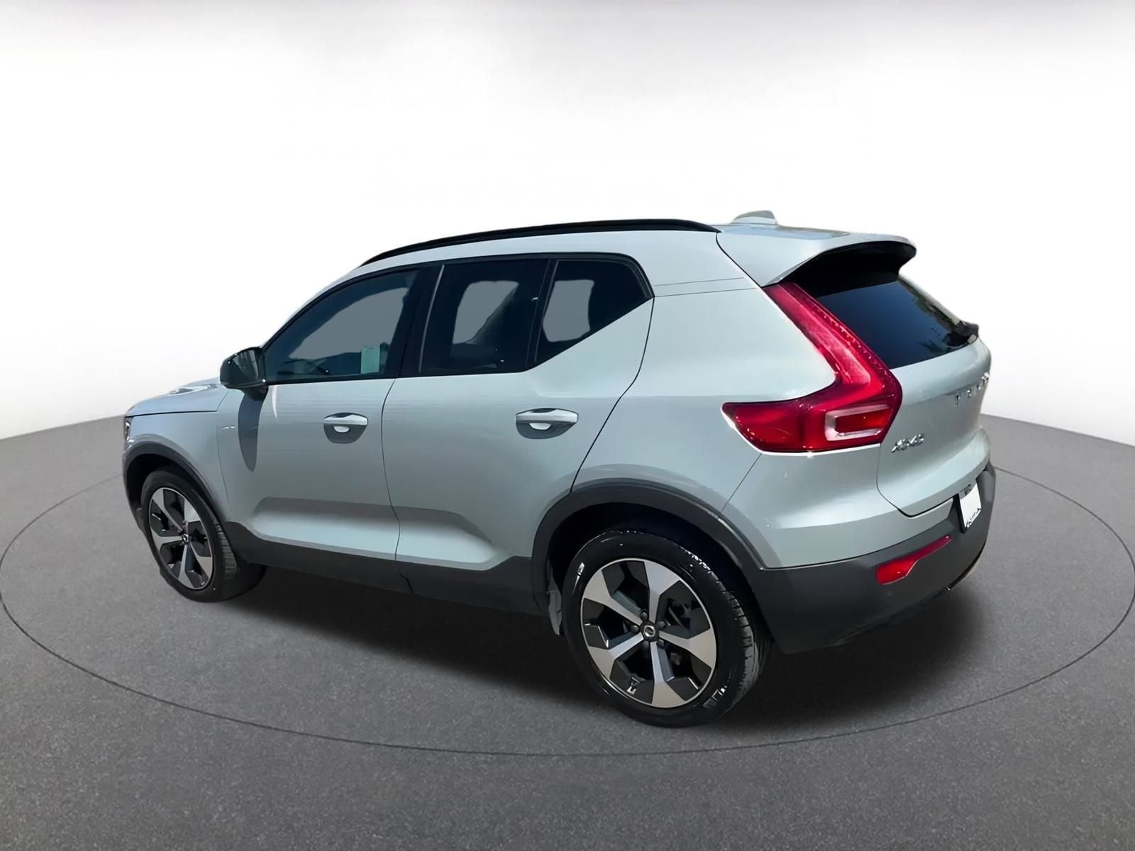 Thumbnail: 2024 Volvo XC40 - 10