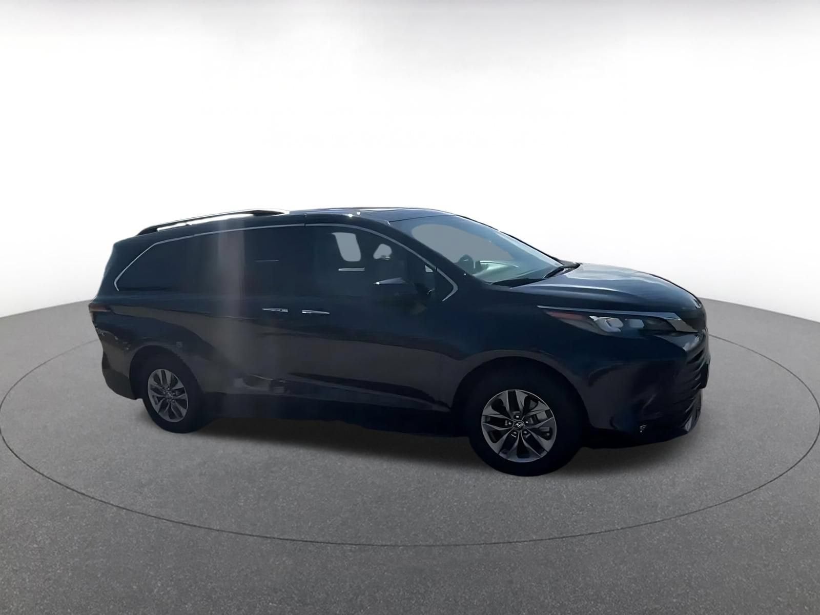 Thumbnail: 2025 Toyota Sienna - 2