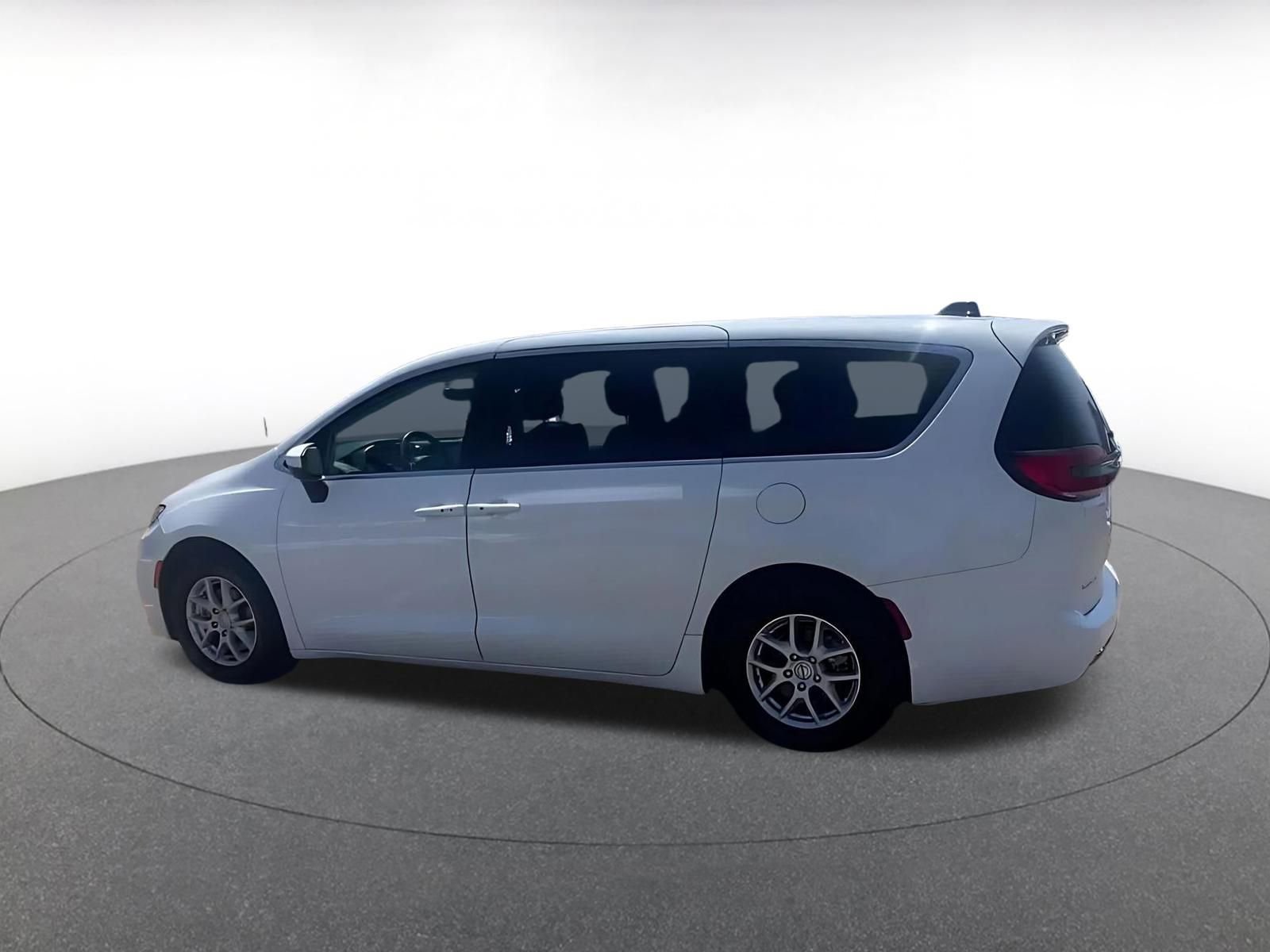 Thumbnail: 2023 Chrysler Pacifica - 10